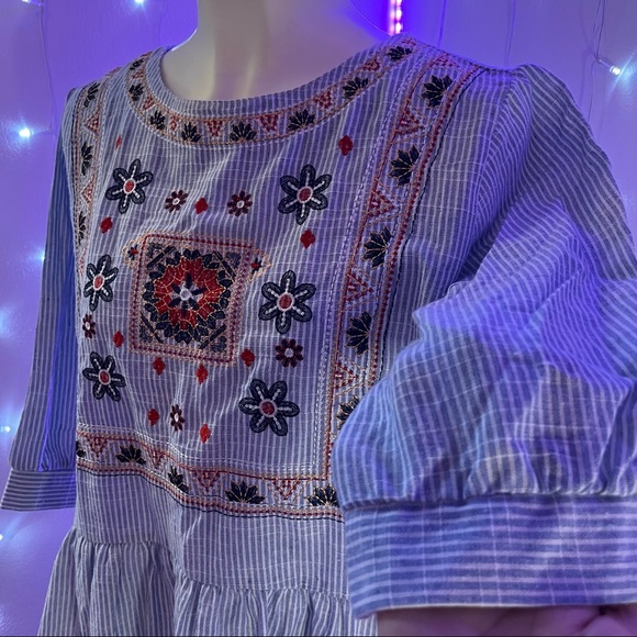 Vertical stripes blue and white dress with oriental embroidery - Picture 2 of 6